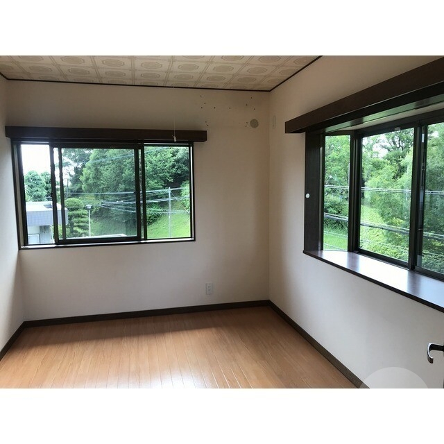 その他設備　出窓のある洋室