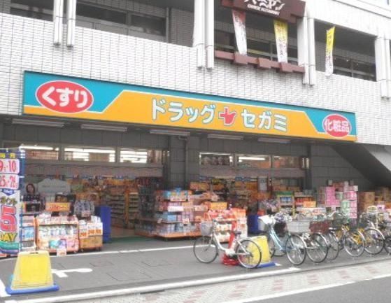 ドラックストア　ドラッグセガミ青戸駅前店（ドラッグストア）まで854m