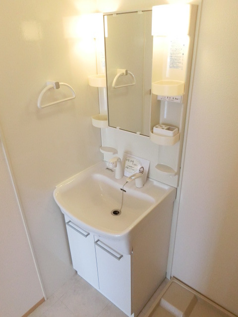 洗面設備　シャンプードレッサー完備の洗面台です。