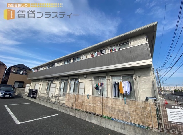 建物外観　前面駐車場の大和ハウスのＤ－Ｒｏｏｍです。