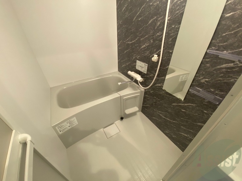 バス・シャワールーム　バスルームは狭すぎず、シャワーも浴びやすそうです。