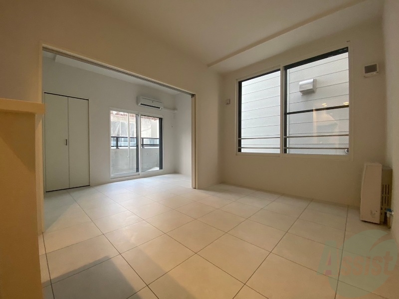 居室・リビング　白さが清潔感を出してくれます。お部屋も明るいですね。