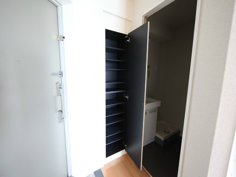 玄関　玄関　シューズボックス付（収納充実してます）