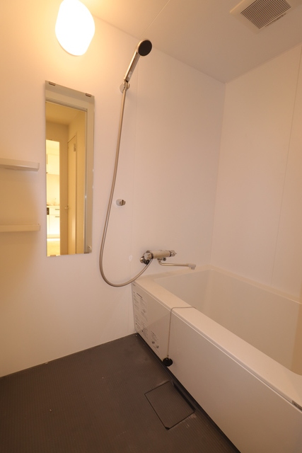 バス・シャワールーム　清潔感のある浴室で、１日の疲れを癒しリラックスできます。