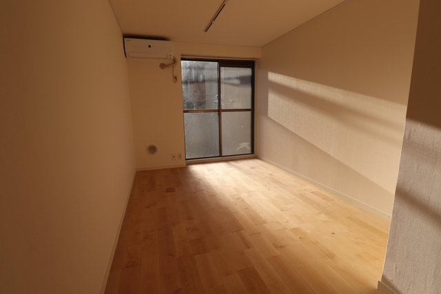 居室・リビング　広いリビングはゆったりくつろげる憩いの空間です♪