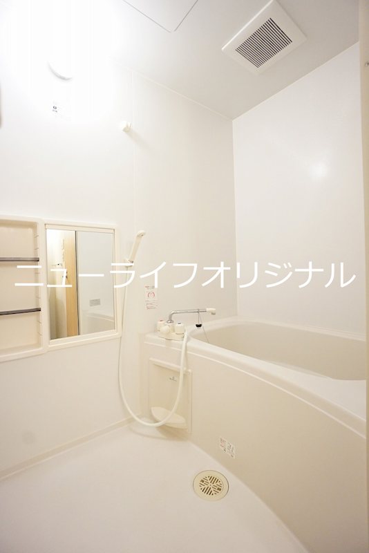 バス・シャワールーム　シャワー、鏡、収納棚付きの浴室