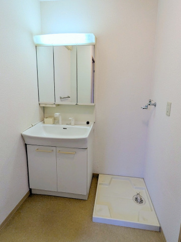 洗面設備　洗面化粧台と洗濯機置き場