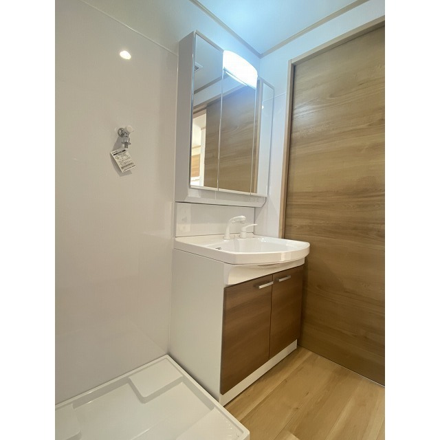 洗面設備　三面鏡洗面化粧台・室内洗濯機置　※イメージ