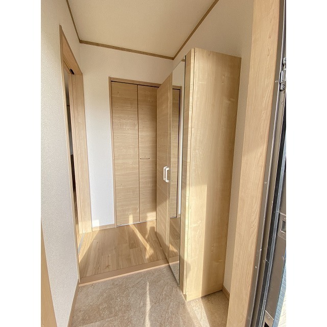 玄関　大型ミラーシューズボックスあり　※イメージ