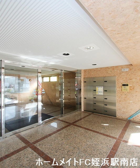 玄関　★オートロックに宅配ボックスと設備バッチリです♪★