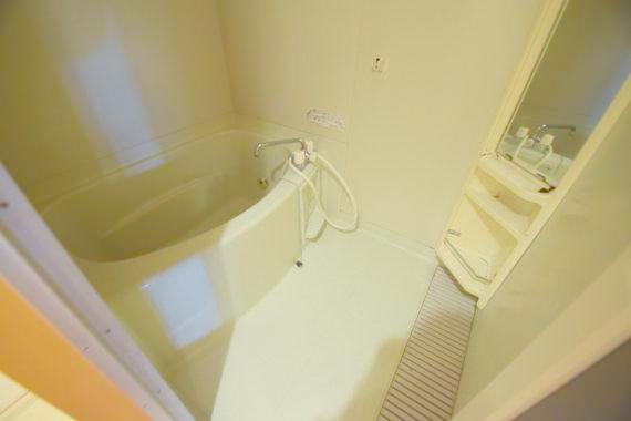 バス・シャワールーム　1日の疲れをとってくれる浴室です。