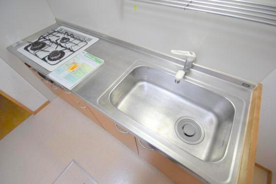 キッチン　キレイで大きなキッチンなので早く料理がしたくなりますね。