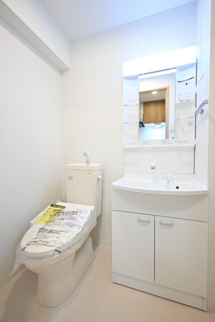 洗面設備　明るい洗面所です。