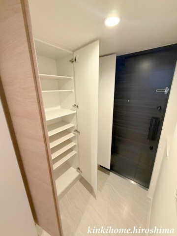 玄関　写真は参考写真です。現況を優先してください。