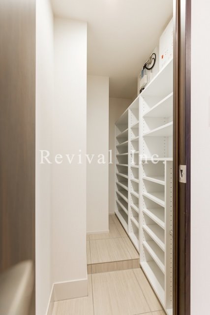 収納　奥行豊富なシューズインクローゼット完備