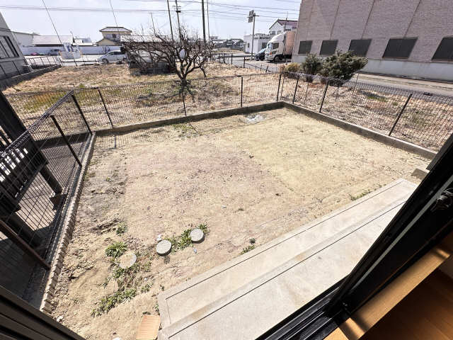 庭　専用庭（バルコニーはありません）