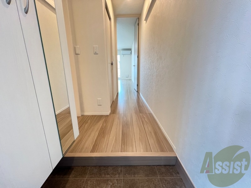 玄関　玄関から撮影しました。敷居が高くなくて安心ですね。