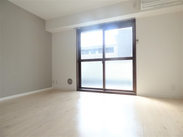 居室・リビング　陽が差し込む洋室