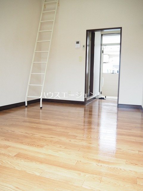 居室・リビング　フローリングはピカピカ。日当たりは良好。きれいな室内です。