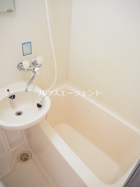 バス・シャワールーム　３点ユニット。利点は掃除が楽ちん。