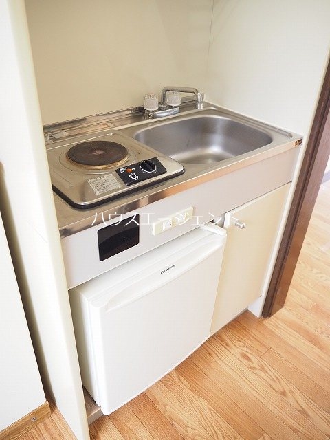 キッチン　１口電気コンロ、ミニ冷蔵庫ついています。