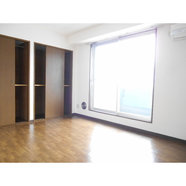 居室・リビング　収納たっぷりの明るい洋室です