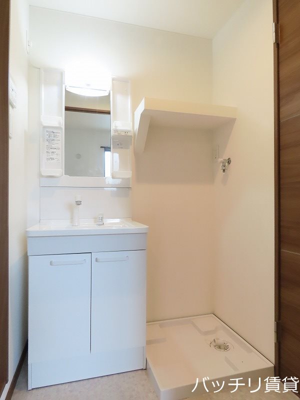 洗面設備　画像は別号室イメージの為、現況を優先いたします。