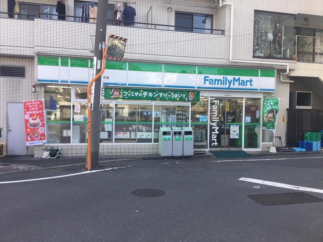 コンビニ　ファミリーマート市谷台町店（コンビニ）まで94m