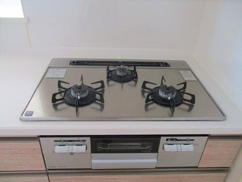 その他設備　３口ガスコンロ※前回募集時の写真２０２２年８月撮影