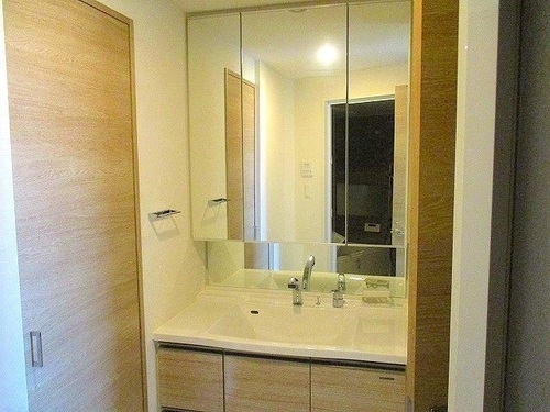 洗面設備　３面鏡付洗面化粧台※前回募集時の写真２０２２年８月撮影