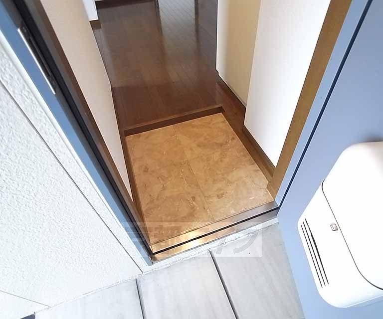 玄関　段差に低い玄関です。