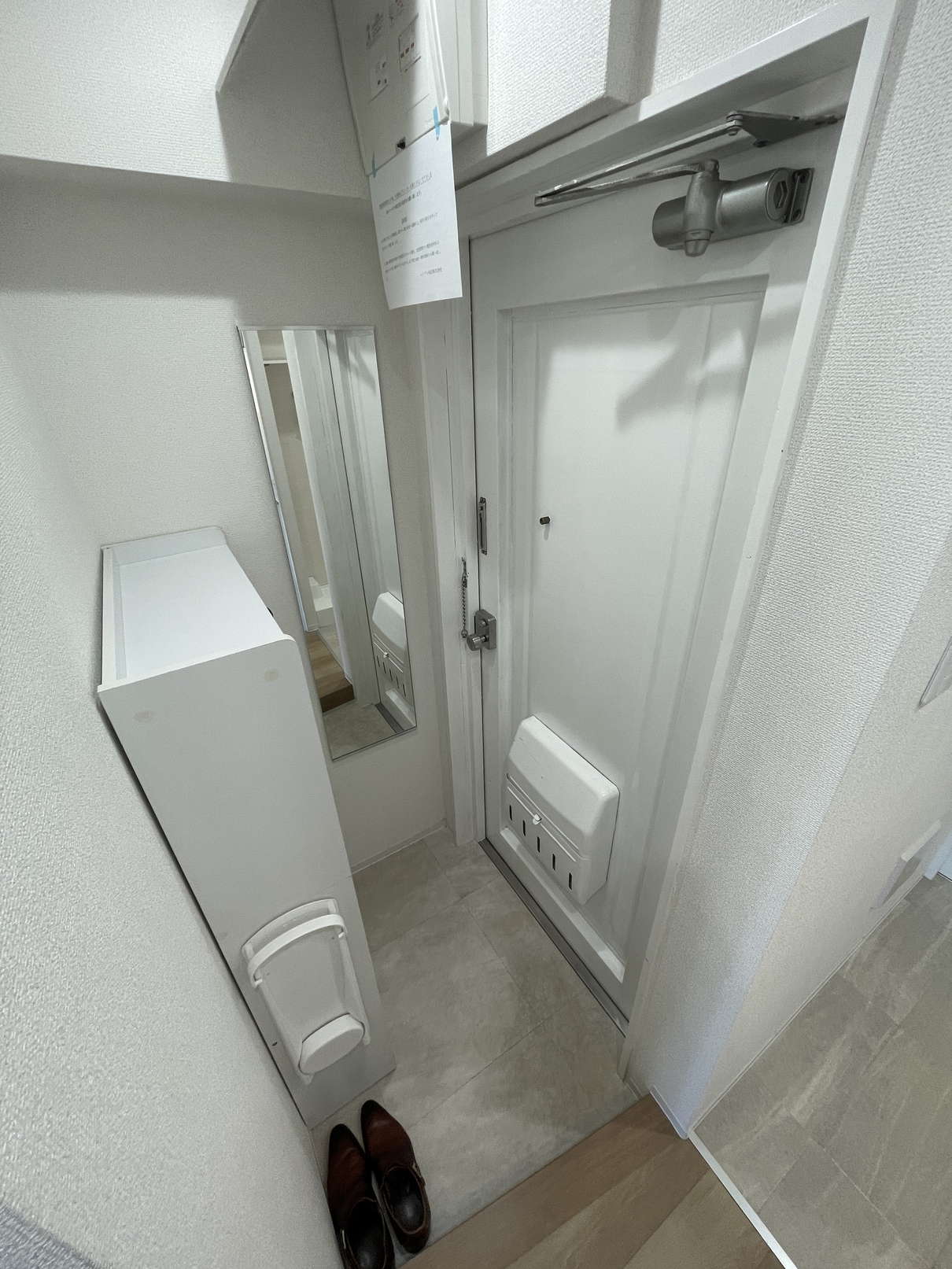 玄関　※同物件別号室の参考写真です。