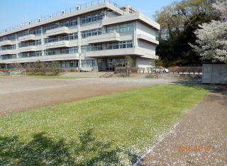 中学校　あきる野市立御堂中学校（中学校）まで888m