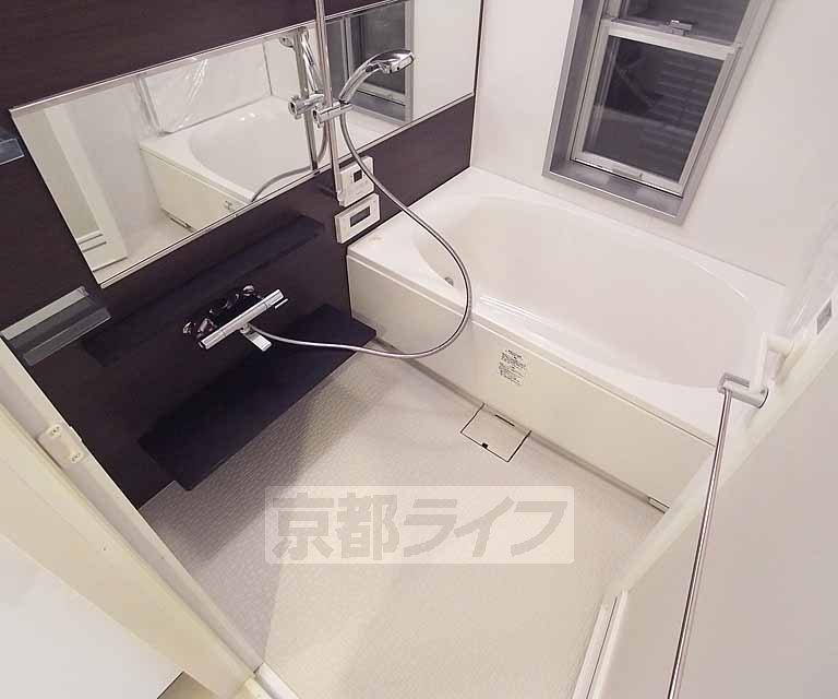 バス・シャワールーム　追炊き機能付の浴室です