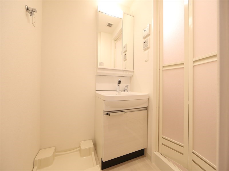 洗面設備　脱衣所　独立洗面台（シャンプードレッサー付）収納スペース有