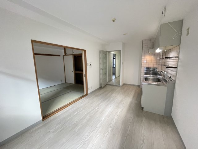 居室・リビング　こちらの居間で趣味の時間をお楽しみください