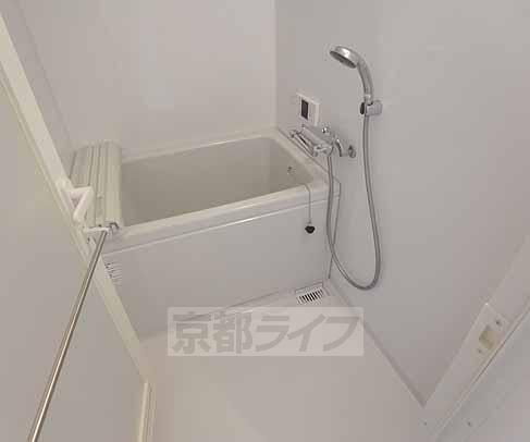 バス・シャワールーム　浴槽が深いですよ・