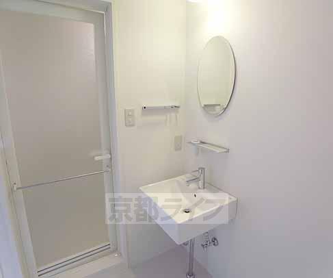 洗面設備　白基調の独立洗面・