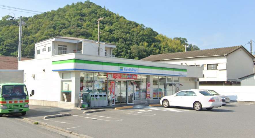 コンビニ　ファミリーマート（コンビニ）まで445m