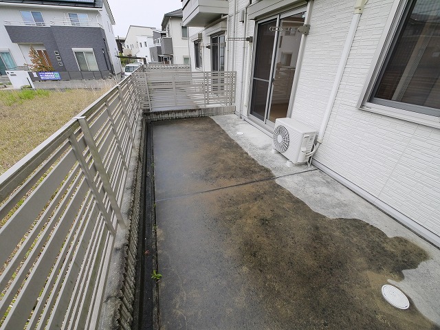 バルコニー　大きな下駄箱がある玄関です。