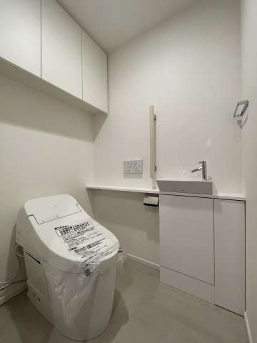 トイレ　落ち着いた色調のトイレです