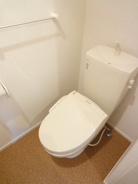 トイレ　温水シャワー付きトイレでいつでも快適です。