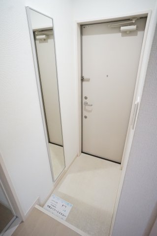 玄関　玄関には大き目の姿見がありますよ