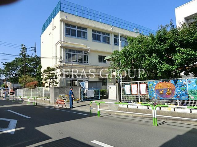 小学校　世田谷区立烏山小学校（小学校）まで857m
