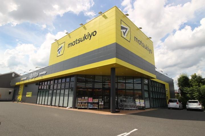 ドラックストア　マツモトキヨシ奥田南店（ドラッグストア）まで522m