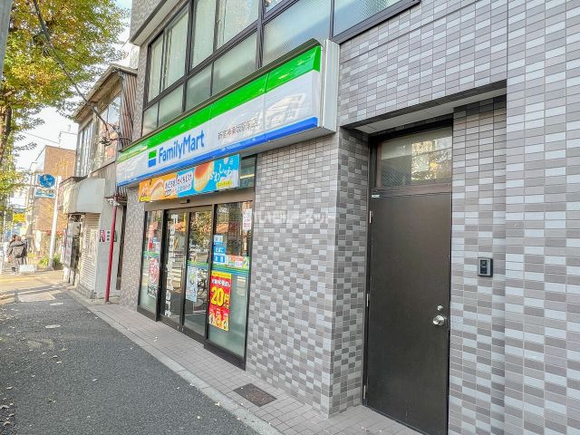 コンビニ　ファミリーマート神楽坂駅前店（コンビニ）まで452m