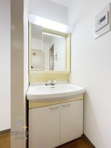 洗面設備　※他号室写真です