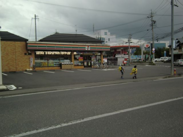 コンビニ　セブンイレブン（コンビニ）まで450m