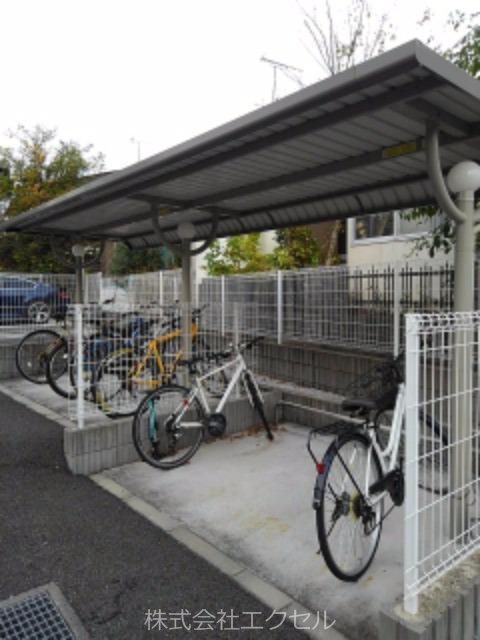 その他共有部分　屋根付きの駐輪場です。