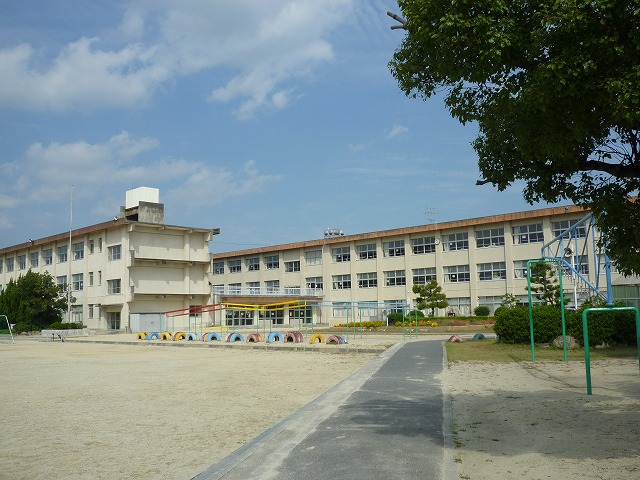小学校　四日市市立 大谷台小学校（小学校）まで894m